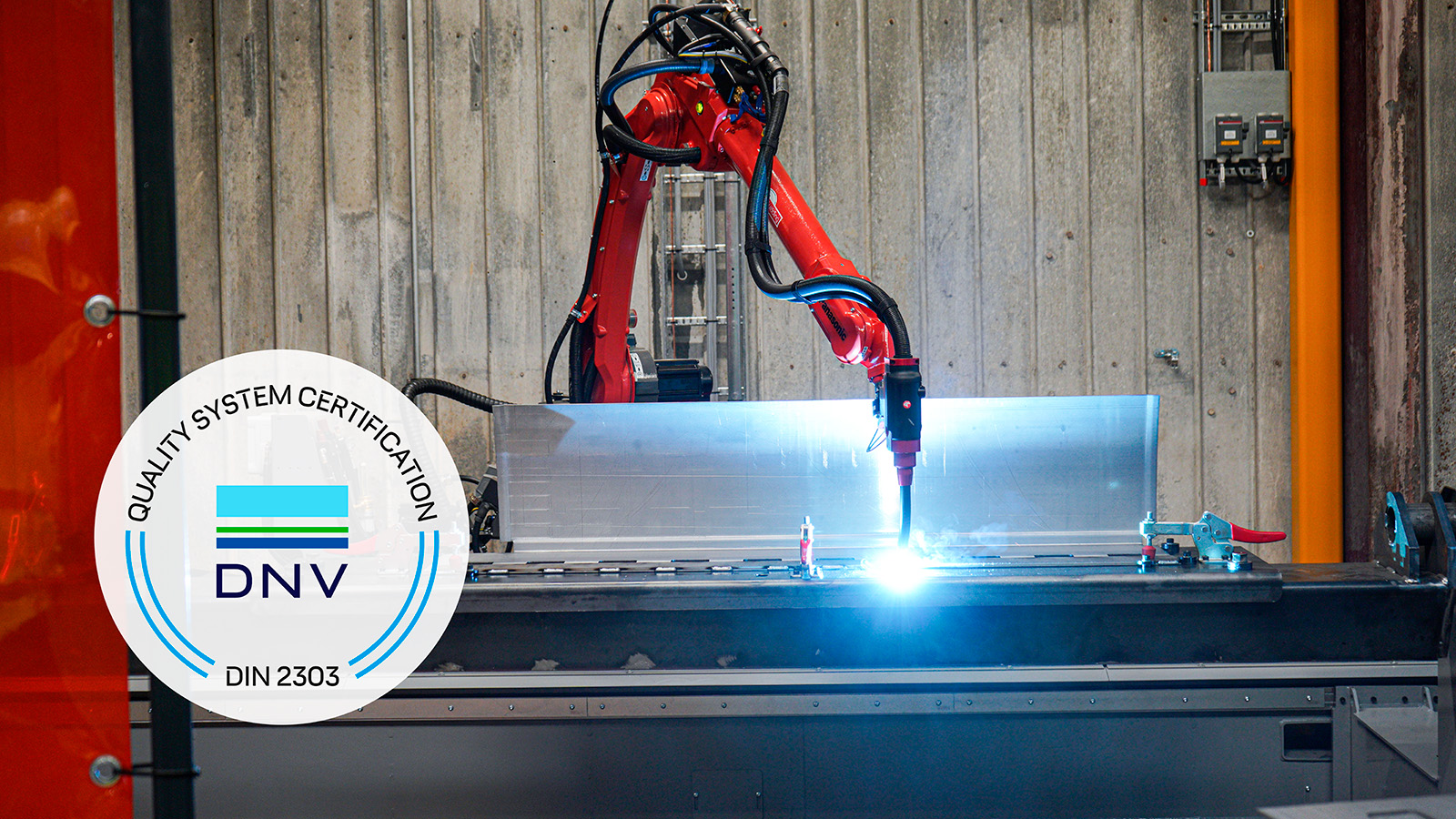 Robotergestütztes Schweißen in der Produktion von Ib Andresen Industri in Langeskov, Dänemark. Das Bild veranschaulicht die nach DIN 2303 zertifizierten Schweißprozesse und die dokumentierte Qualität des Unternehmens.