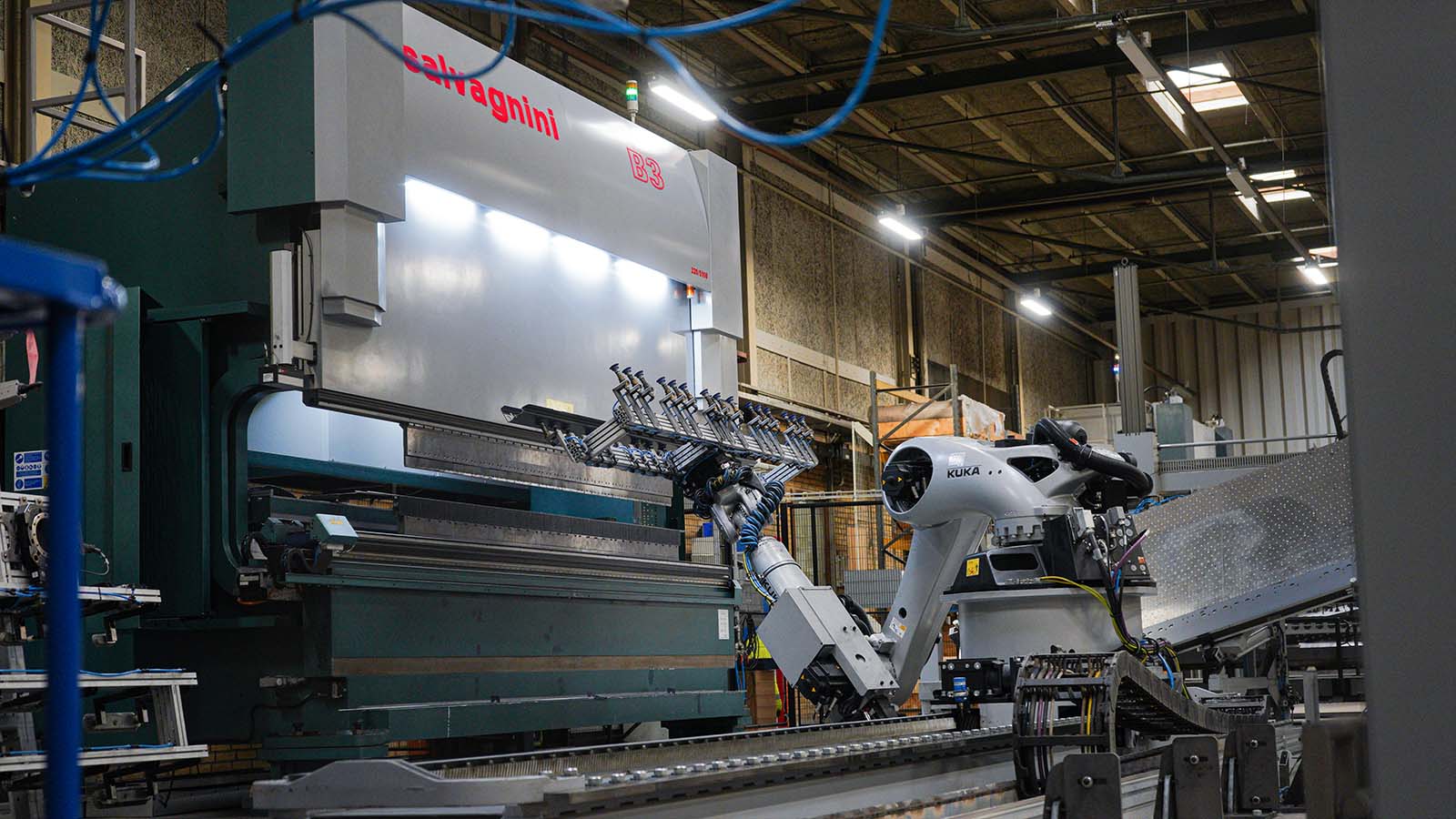 Abkantpresszelle mit Roboterarm zur Herstellung von Stahlkomponenten
